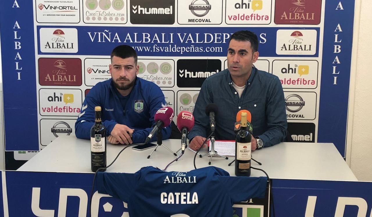 Catela, jugador de Viña Albali Valdepeñas, en rueda de prensa junto a Joan Linares, director deportivo del club 