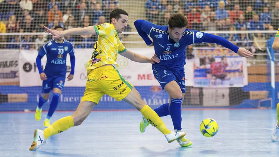 Pablo Ibarra, jugador del Viña Albali Valdepeñas, ante Piqueras, de Jaén Paraíso Interior.