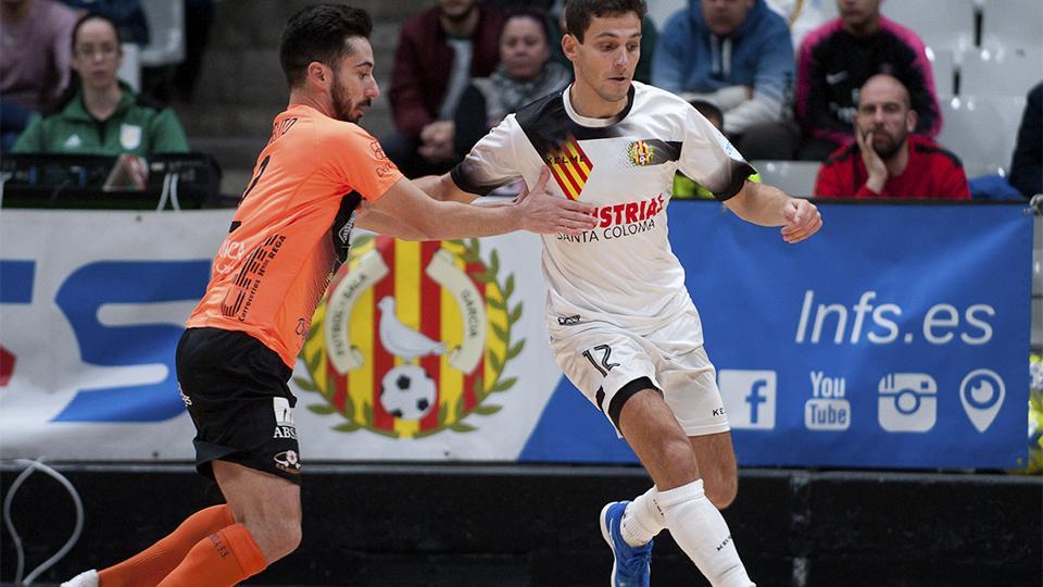 Cardona, de Industrias Santa Coloma, protege el balón ante Joselito, de Pescados Rubén Burela.