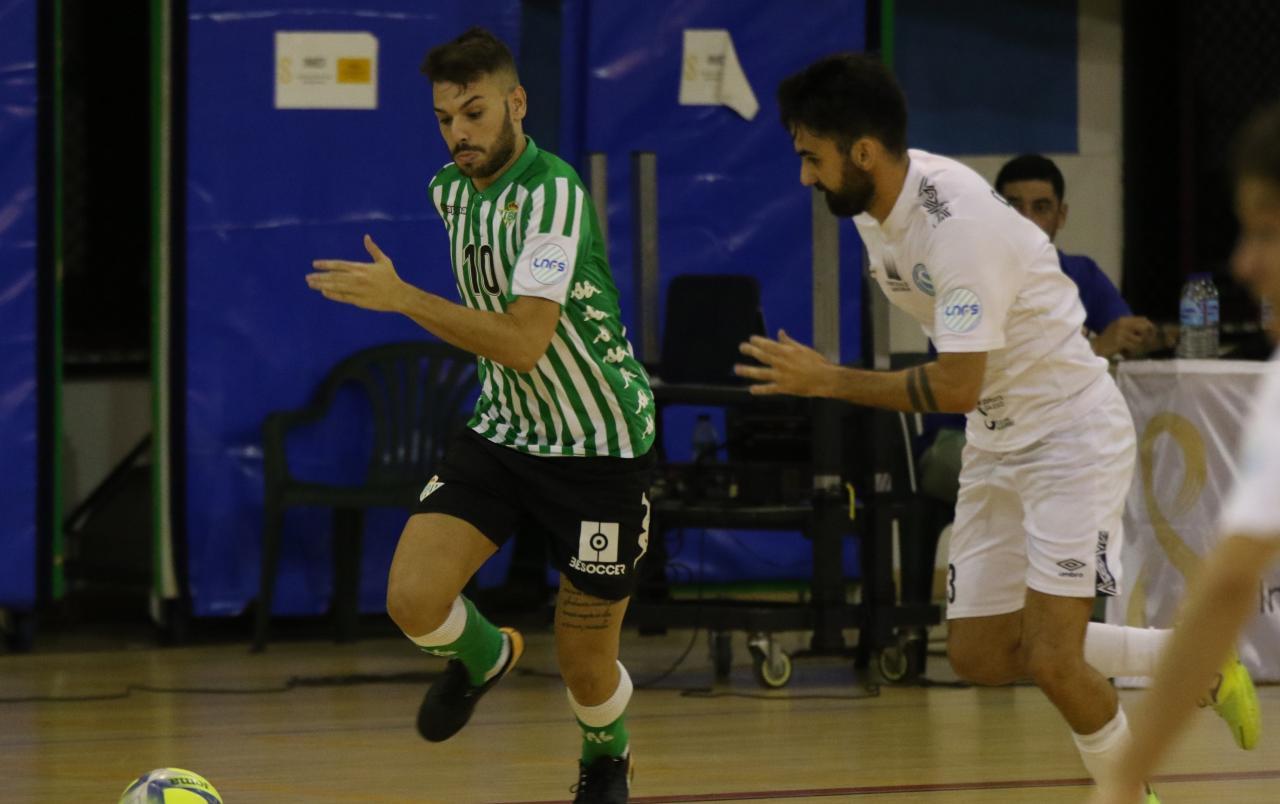 Ivi, del Real Betis Futsal, conduce el balón ante Dani Blanco, del Santiago  Futsal