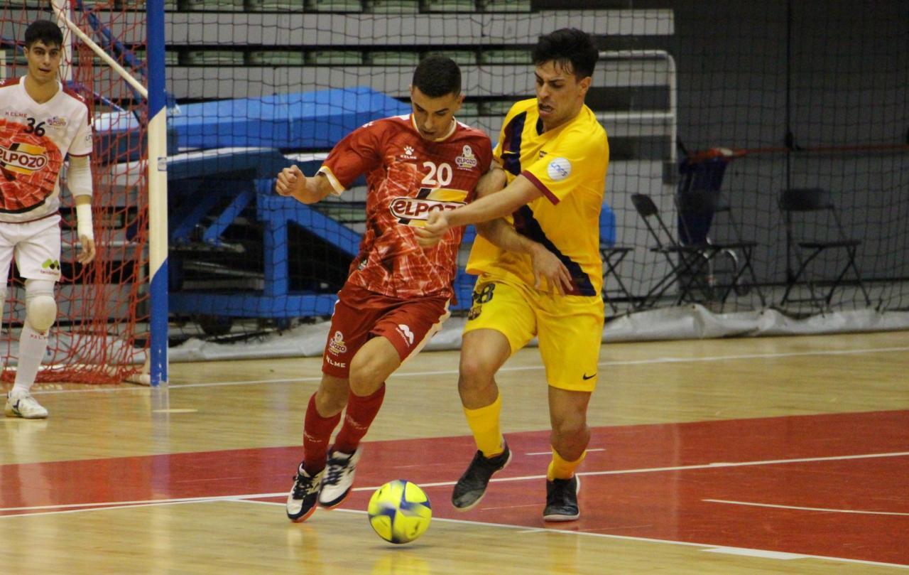 José Mario, de ElPozo Ciudad de Murcia, y Nicolás, del Barça B, pugnan por un balón