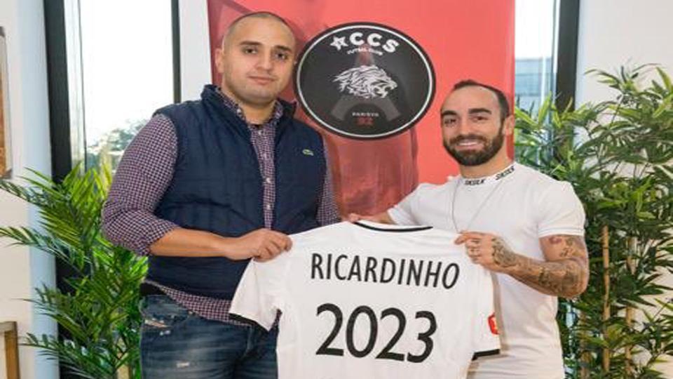 El presidente del ACCS FC, Sami Sellami, junto al portugués Ricardinho