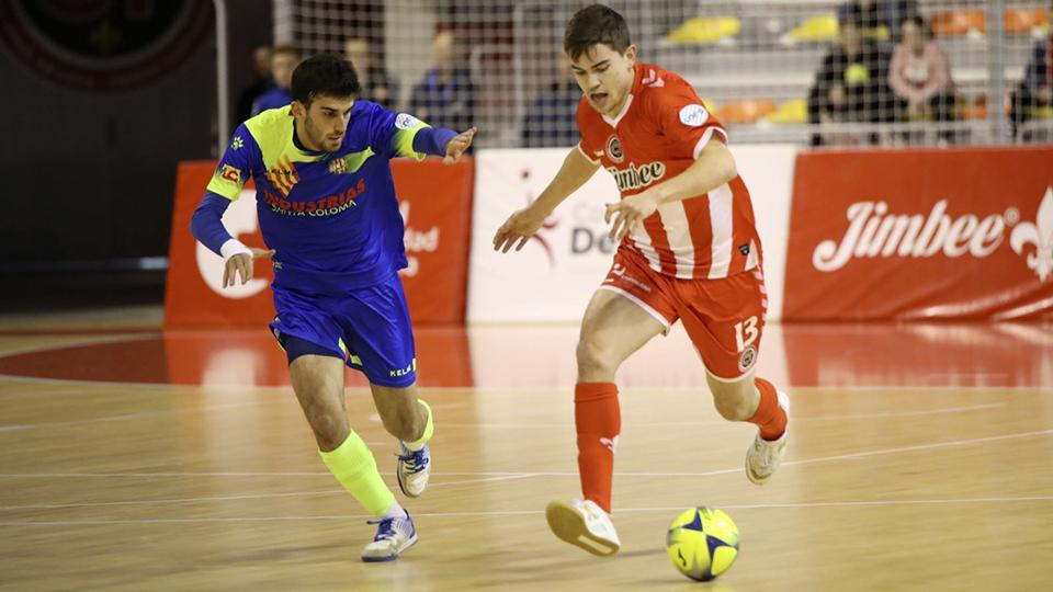 Mellado, jugador del Jimbee Cartagena, ante Uri Santos, de Industrias Santa Coloma.