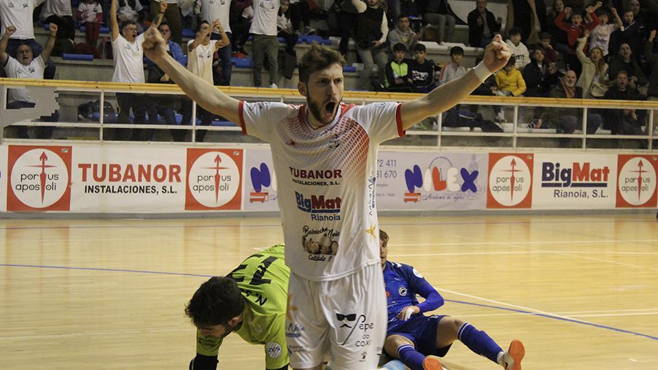 Antonio Diz, jugador del Noia Portus Apostoli, celebra un tanto.