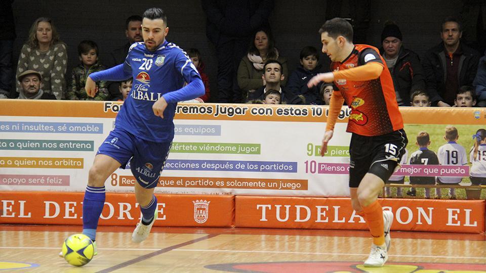 Chino, jugador de Viña Albali Valdepeñas, ante Trípodi, de Aspil-Jumpers Ribera Navarra.