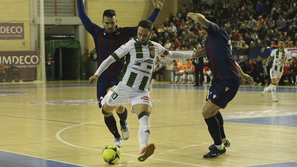 Manu Leal, de Córdoba Patrimonio de la Humanidad, arma el disparo en una jugada.