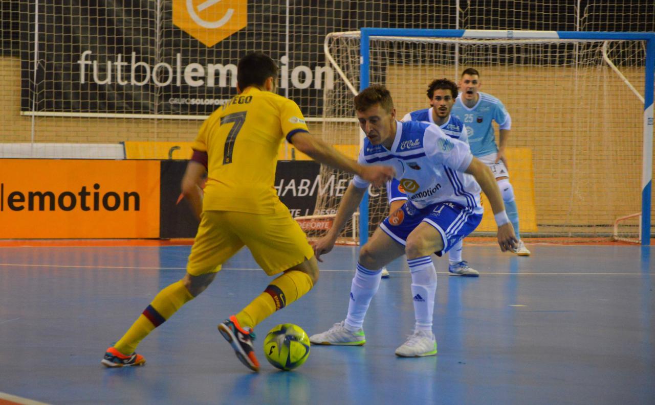 Dyego, del Barça, conduce el balón ante Víctor Tejel, del Fútbol Emotion Zaragoza