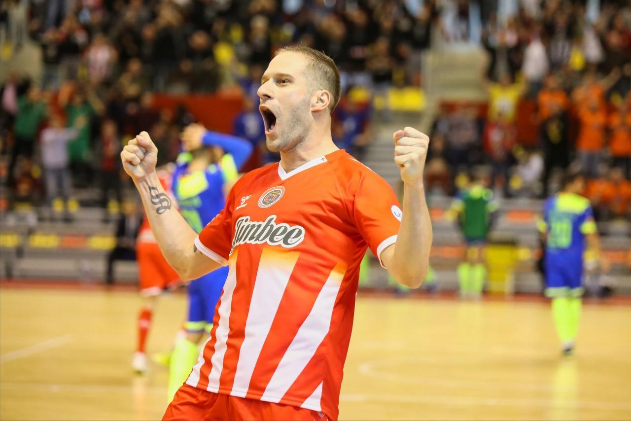 Solano, jugador de Jimbee Cartagena, celebra un gol