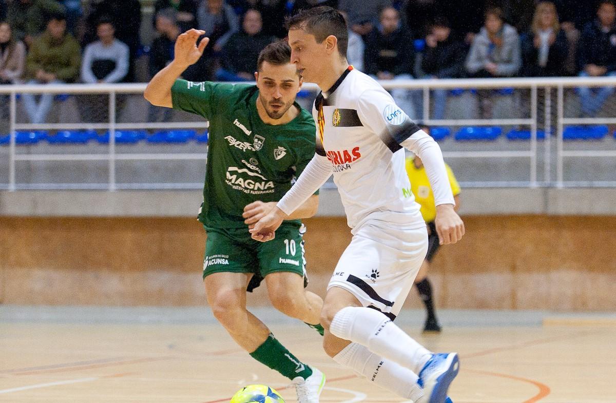 Corso, del Industrias Santa Coloma, conduce el balón ante Rafa Usín, del C.A. Osasuna Magna