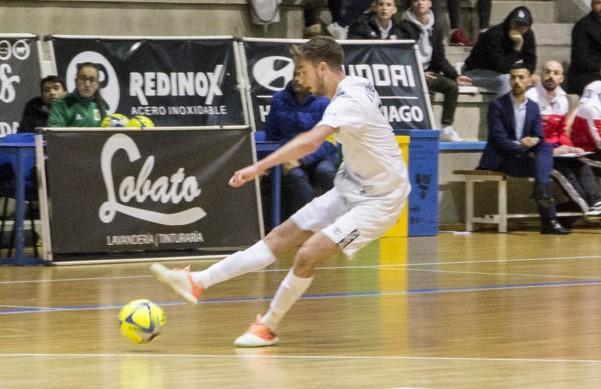 Jorge Montiel, jugador del Santiago Futsal, golpea el balón durante un partido