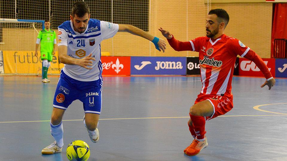 Adri Ortego, jugador del Fútbol Emotion Zaragoza, ante Juanpi, del Jimbee Cartagena.