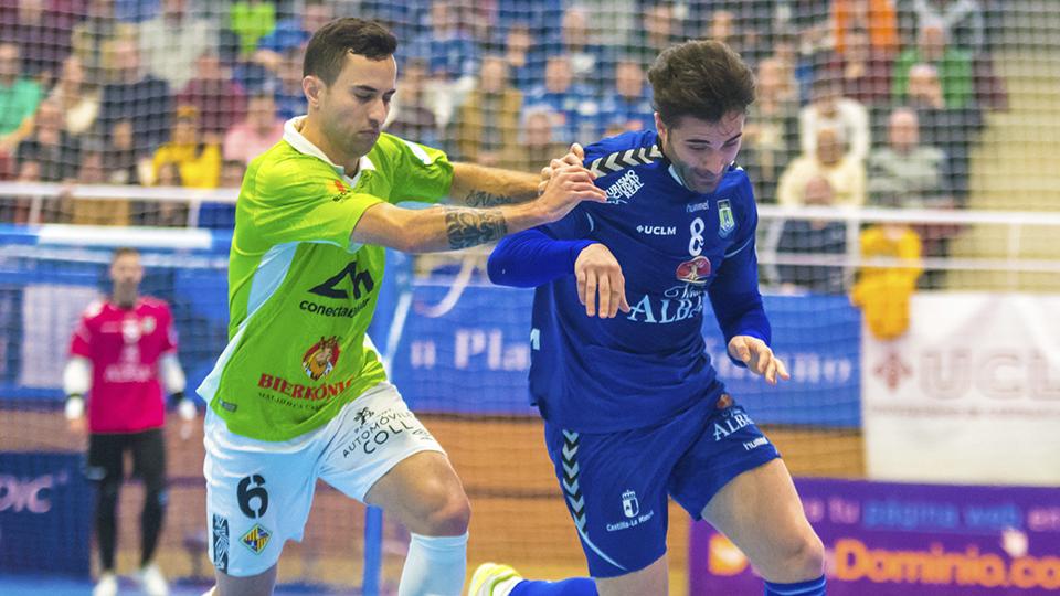 Joao, jugador de Palma Futsal, pugna por el balón con Pablo Ibarra, de Viña Albali Valdepeñas.