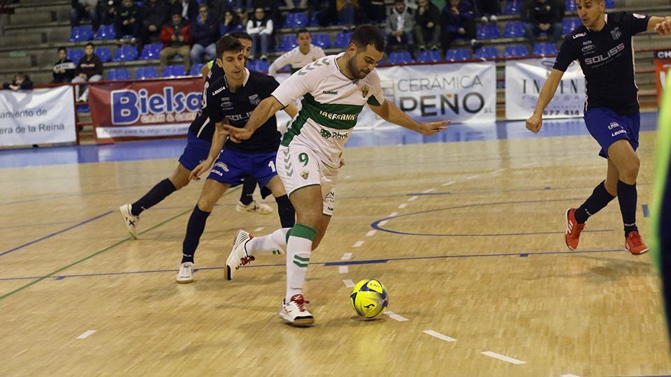 Elián, jugador del Irefrank Elche CF, ante Asensio, del Soliss FS Talavera. (Foto: Antonio A. Torres)