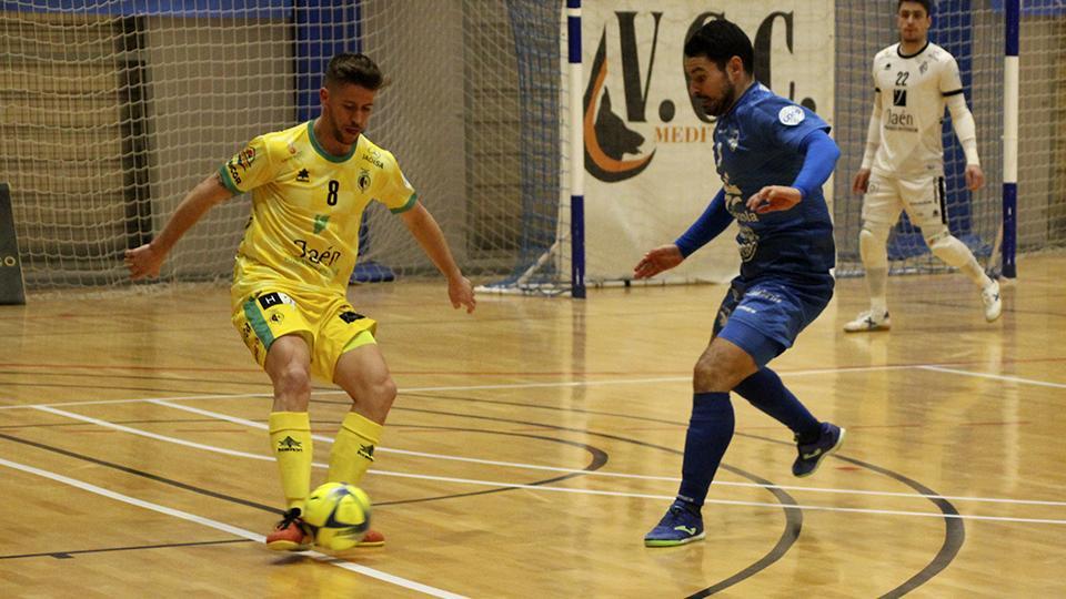 Campoy, jugador del Jaén Paraíso Interior, ante Dani Montes, del Servigroup Peñíscola.