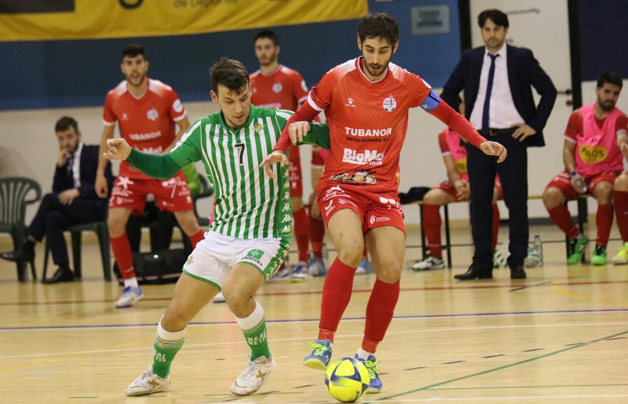 Éric Pérez, del Real Betis Futsal, y Palmas, del Noia Portus Apostoli, pugnan por el balón