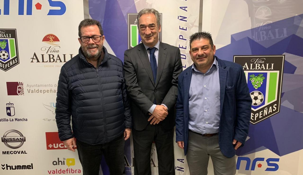 Javier Lozano, presidente de la LNFS, junto con Luis Palencia, presidente del Viña Albali Valdepeñas, y Miquel Jaume, presidente del Palma Futsal