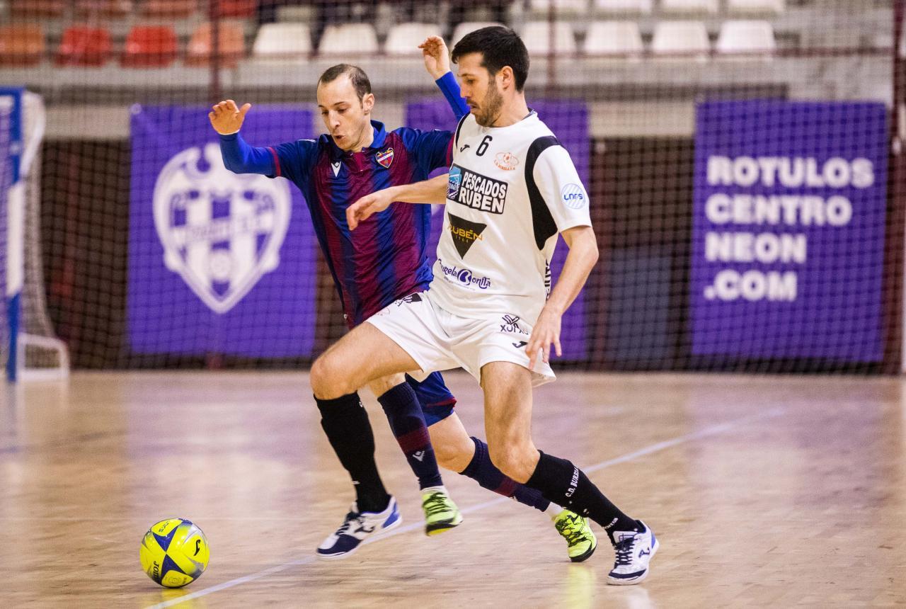 Cuzzolino, del Levante UD FS, y Luisma, del Pescados Rubén Burela, pugnan por el balón