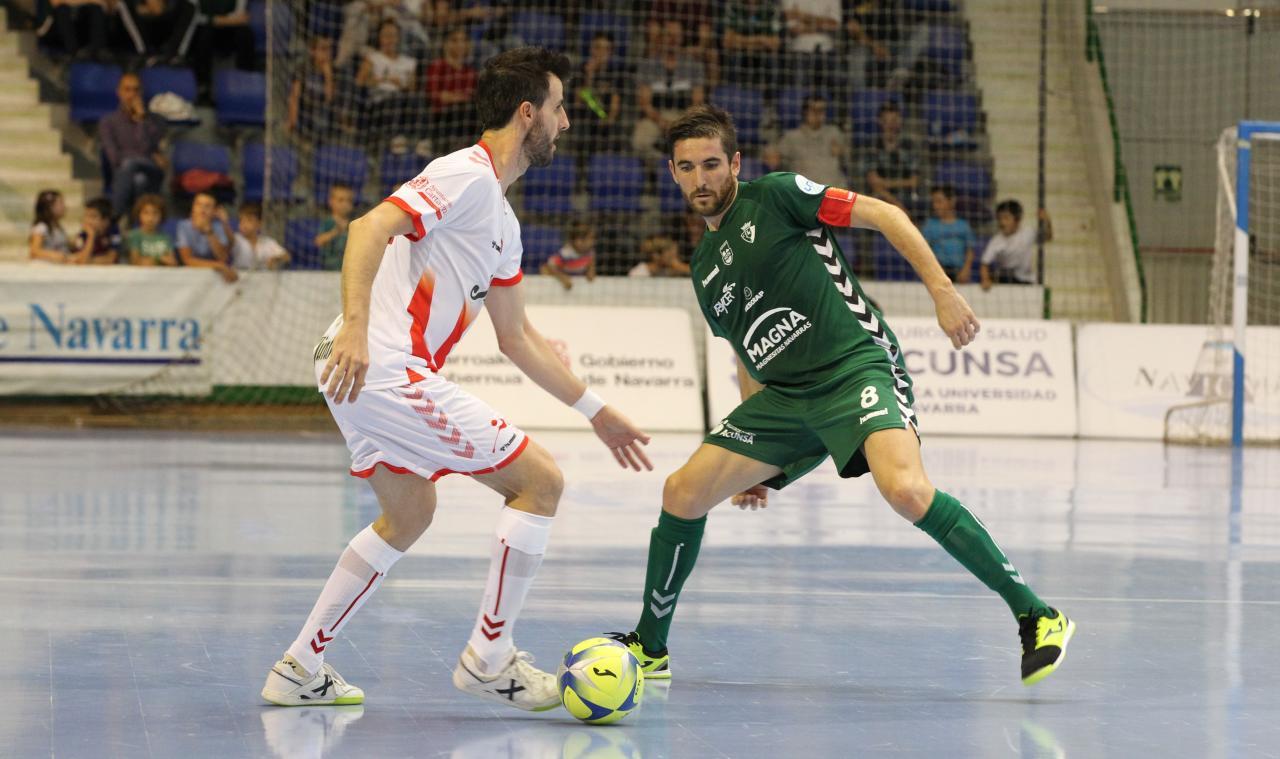 Eka, del Jimbee Cartagena, conduce el balón ante Martil, del C.A. Osasuna Magna