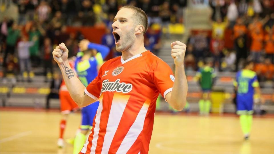 Solano, jugador de Jimbee Cartagena, celebra un gol
