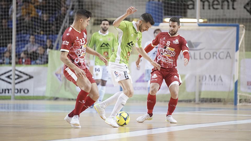 Lolo, jugador de Palma Futsal, ante Andresito y Darío, de ElPozo Murcia. (Toni Ferrero/Palma Futsal)
