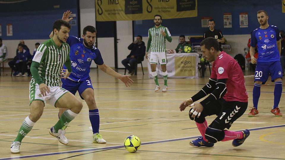 Eric Pérez, de Real Betis Futsal, dispara ante Jere, de Bisontes Castellón.