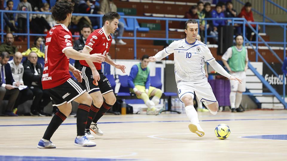 Adri, jugador de O Parrulo Ferrol, ante Javi Alonso y Esteban, del Fútbol Emotion Zaragoza. (Foto: Hugo Nidáguila / Instantes Momentos Fotográficos)