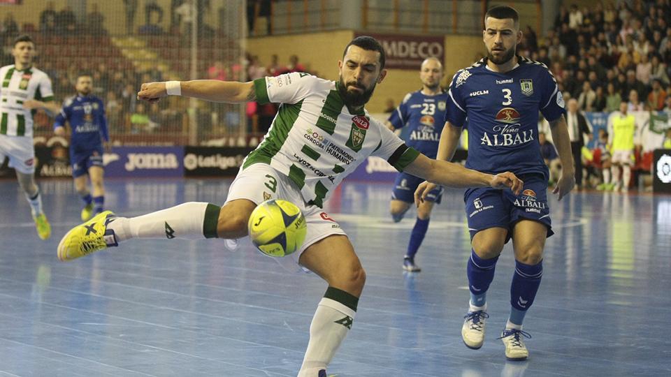 Giasson, jugador del Córdoba Patrimonio de la Hmanidad, dispara ante Catela, del Viña Albali Valdepeñas.