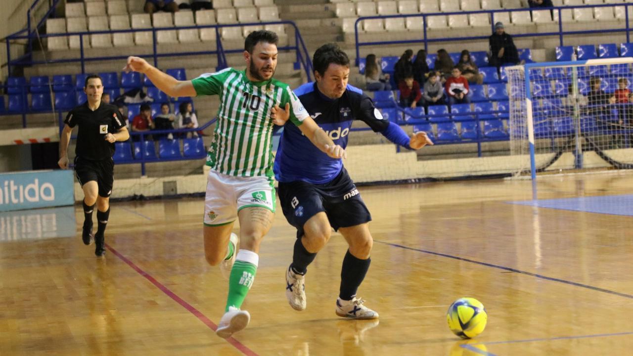 Ivi, del Real Betis Futsal, y Rafa Ara, del Nítida Alzira, disputan un balón 
 Foto: Real Betis Futsal