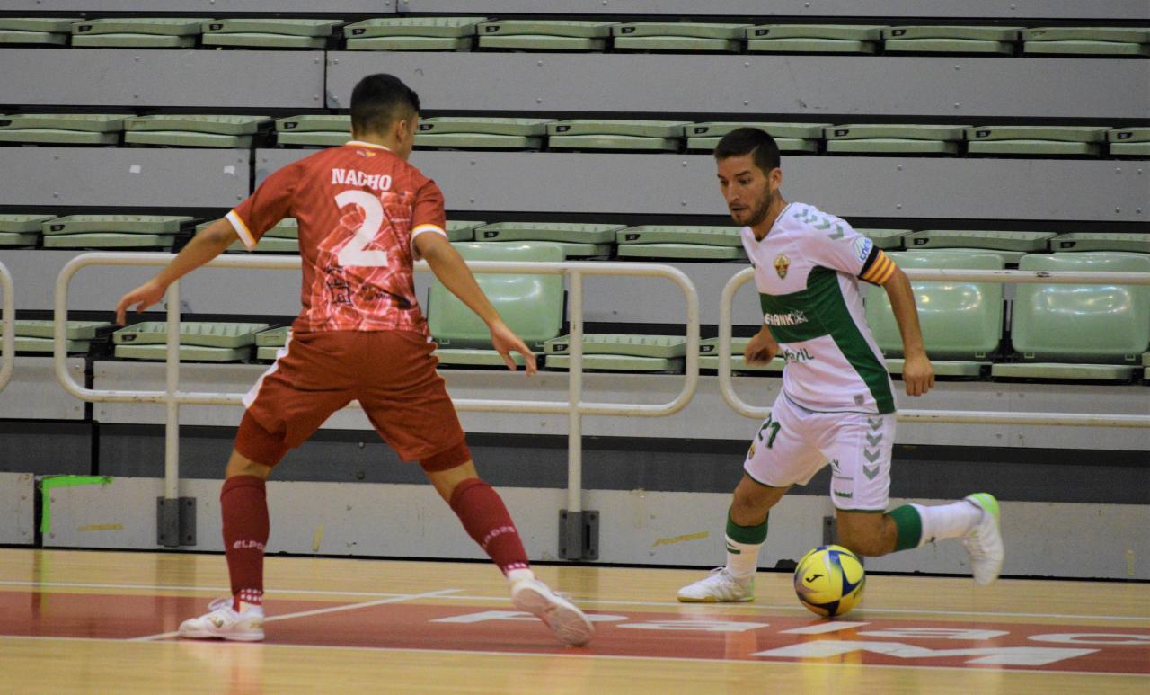 Kiwi, de Irefrank Elche CF, conduce el balón ante Nacho, de ElPozo Ciudad de Murcia