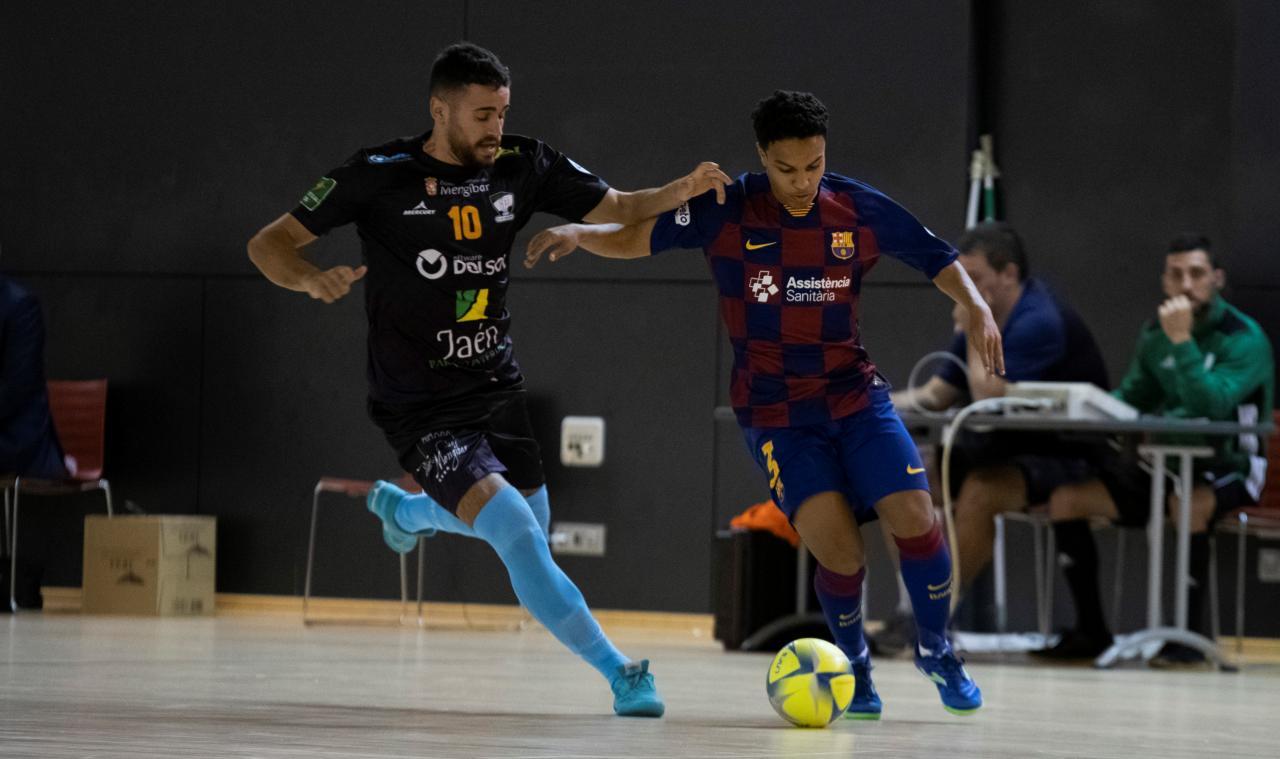 Rachid, del Barça B, conduce el balón ante Aitor, del Software DELSOL Mengíbar