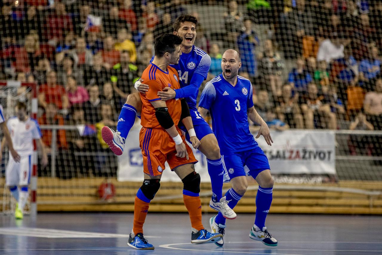 Higuita, Douglas y Taynan celebran un gol de Kazajistán