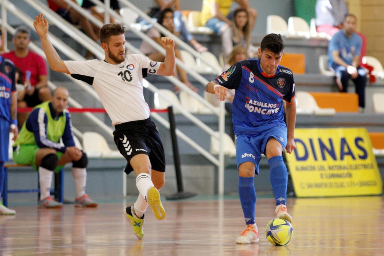 Ángel Gascón, de Azulejos Moncayo Colo Colo, golpea el balón ante Dani Gómez, del Rivas Futsal 
 Fotografía: Rubén Losada FotografiArte 