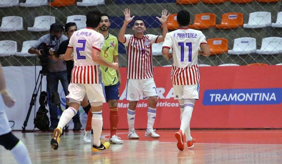 Salas, Martínez y Ayala celebran un gol de Paraguay