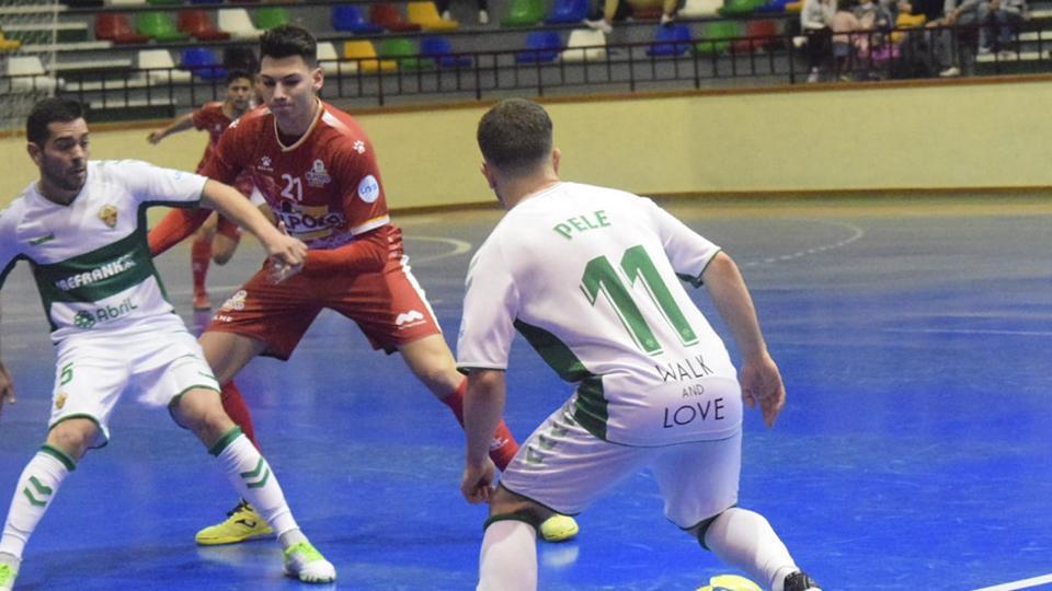 Pele, jugador de Irefrank Elche CF, encara a Ricardo, de ElPozo Ciudad de Murcia.