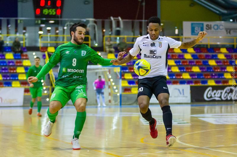 Dani Ramos, del BeSoccer CD UMA Antequera, y Everton, del UA Ceutí, pugnan por el balón 
 Foto: ISO100Press