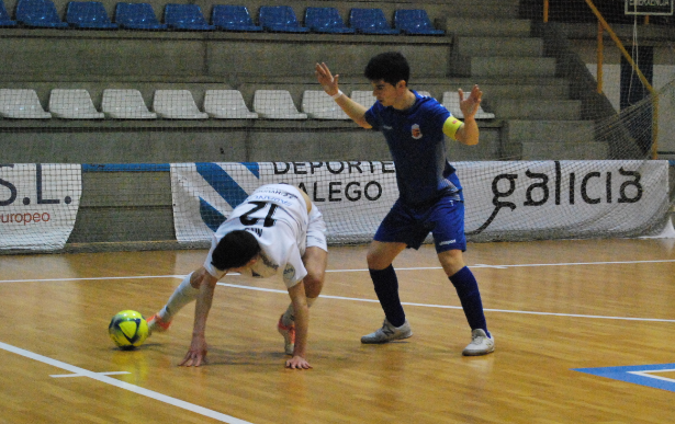 Nito, de Santiago Futsal, controla el balón ante la presencia de Ruiz, de Ciudad de Móstoles FS
