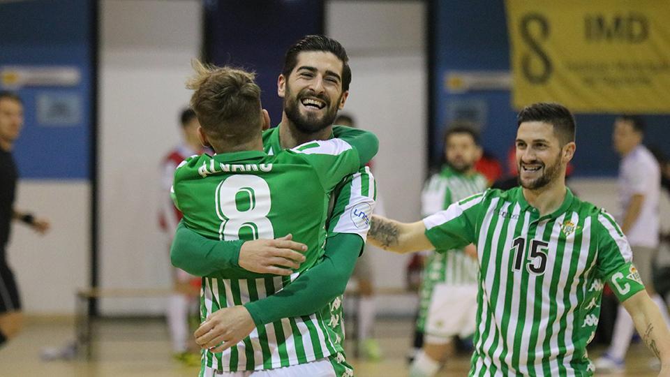 Los jugadores del Real Betis Futsal celebran un tanto.