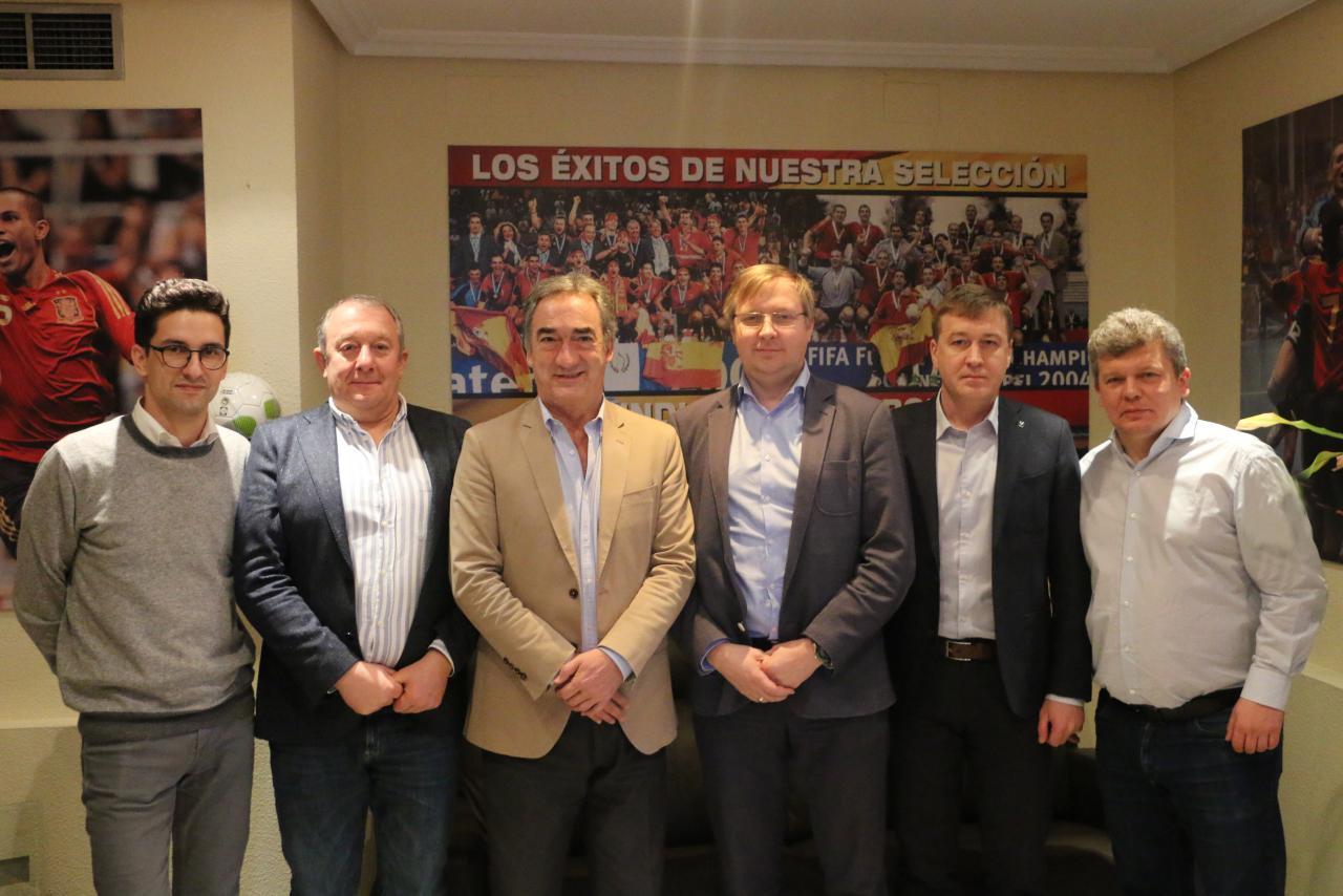 Javier Lozano, presidente de la LNFS, junto a los representantes de la Liga Báltica de Futsal