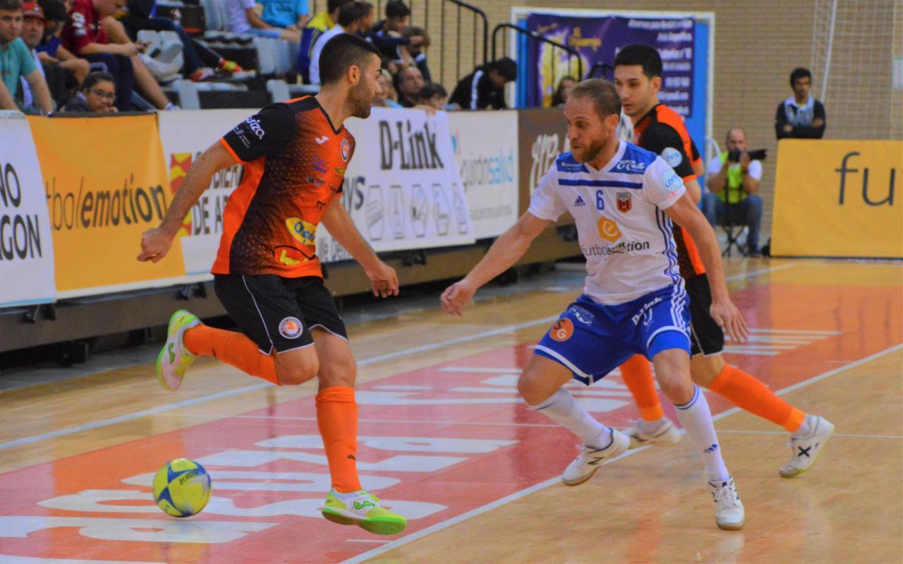 David Pazos, de Aspil Jumpers Ribera Navarra, realiza un pase ante Pedro Cary, del Fútbol Emotion Zaragoza