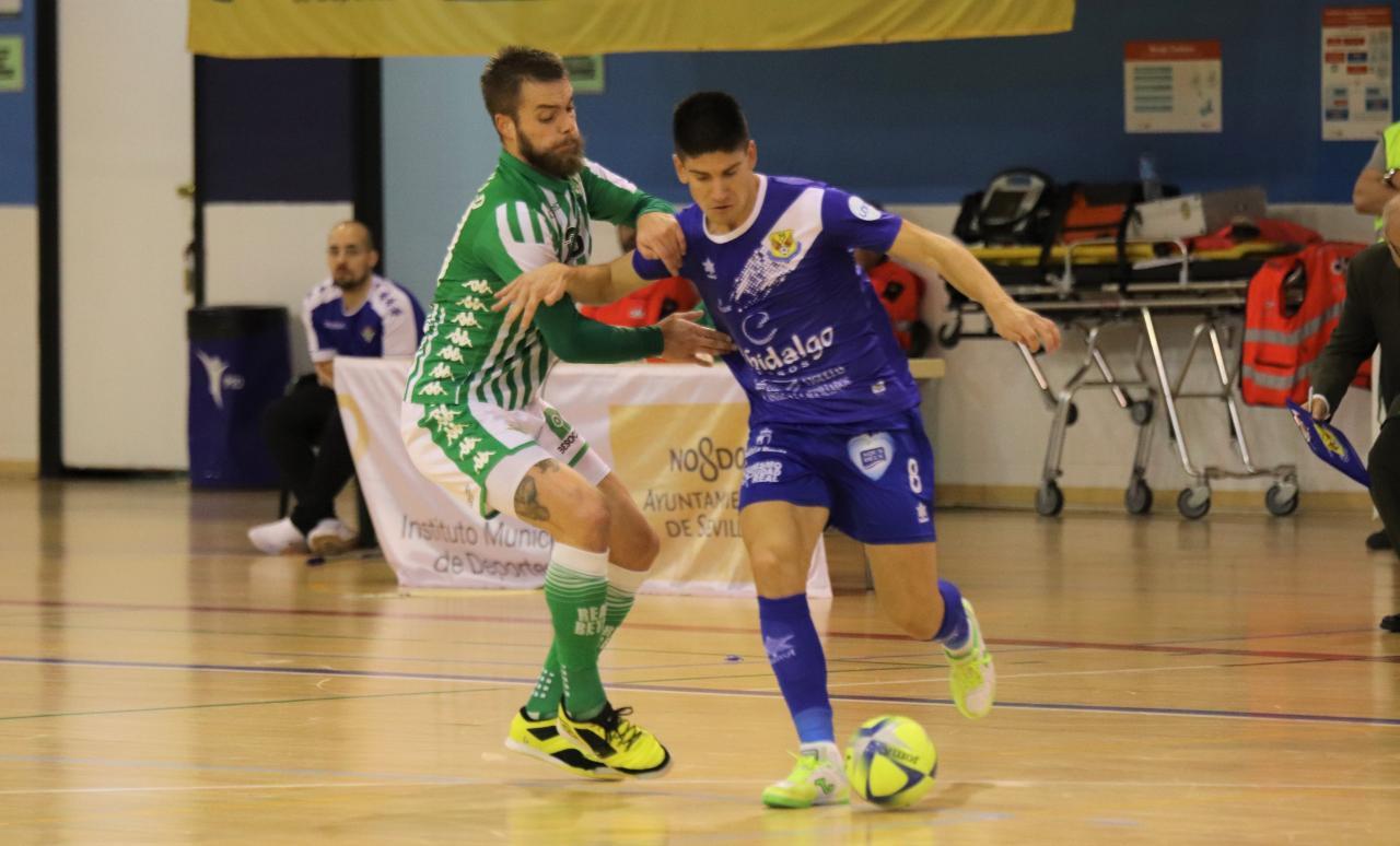 Chus, del Manzanares FS, y Víctor Arévalo, del Real Betis Futsal, pugnan por el balón