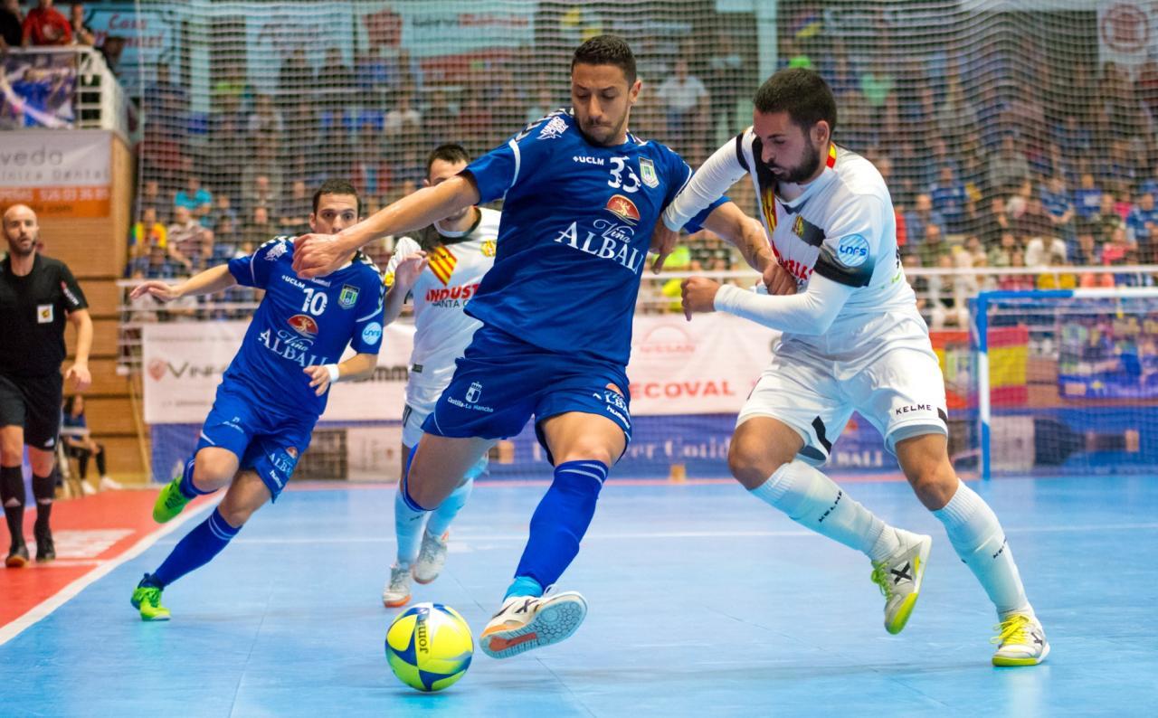 Cainan de Matos, del Viña Albali Valdepeñas, golpea el balón ante Álex Verdejo, de Industrias Santa Coloma (Foto: ACP-FSV)