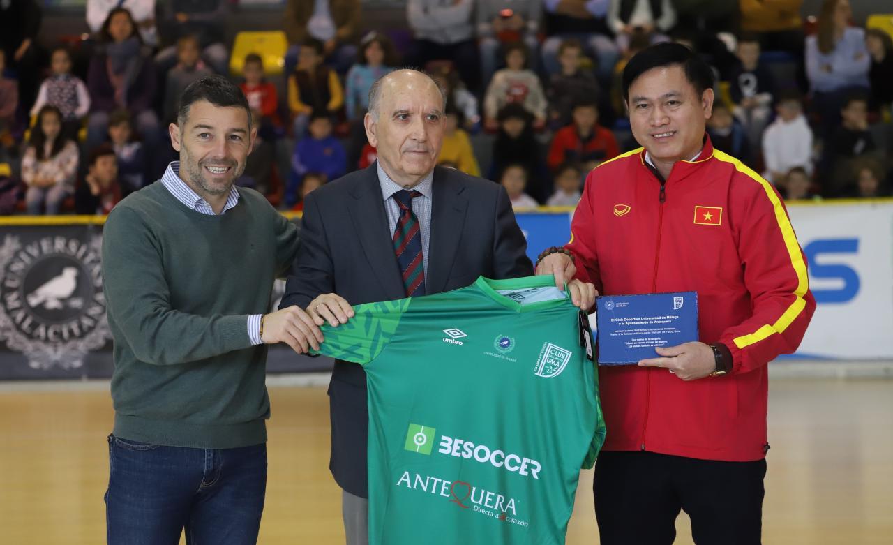 Juan Rosas y Pedro Montiel con un representante de la Selección de Vietnam