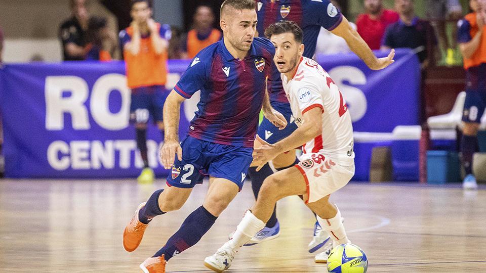 Cecilio, de Levante UD, dirige el balón ante la presión de Cobarro, de Jimbee Cartagena.