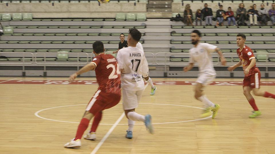 Pirata, de Santiago Futsal, lucha por el cuero ante Ismael, de ElPozo Ciudad de Murcia.
