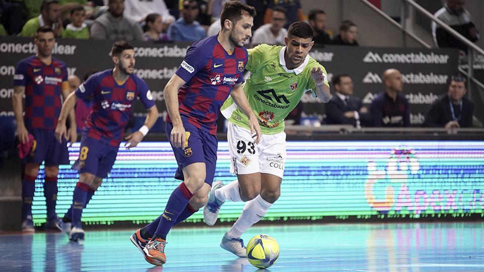 Dyego, jugador del Barça, ante Vilela, de Palma Futsal.