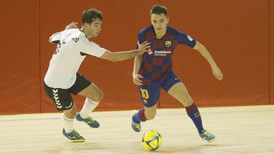 David Peña, del Barça B, conduce el balón ante la presión de Jorge Lázaro, de Rivas Futsal.