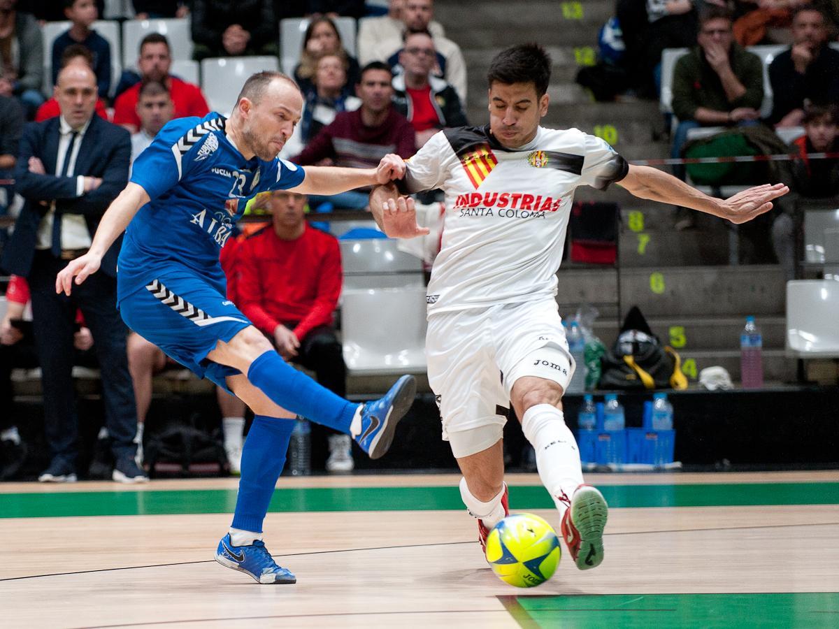 Nano, del Viña Albali Valdepeñas, golpea el balón ante Vidal, de Industrias Santa Coloma