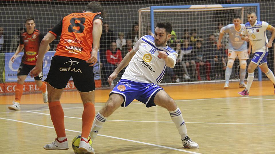 J. Mínguez, jugador de Aspil-Jumpers Ribera Navarra, encara a Javi Alonso, de Fútbol Emotion Zaragoza.