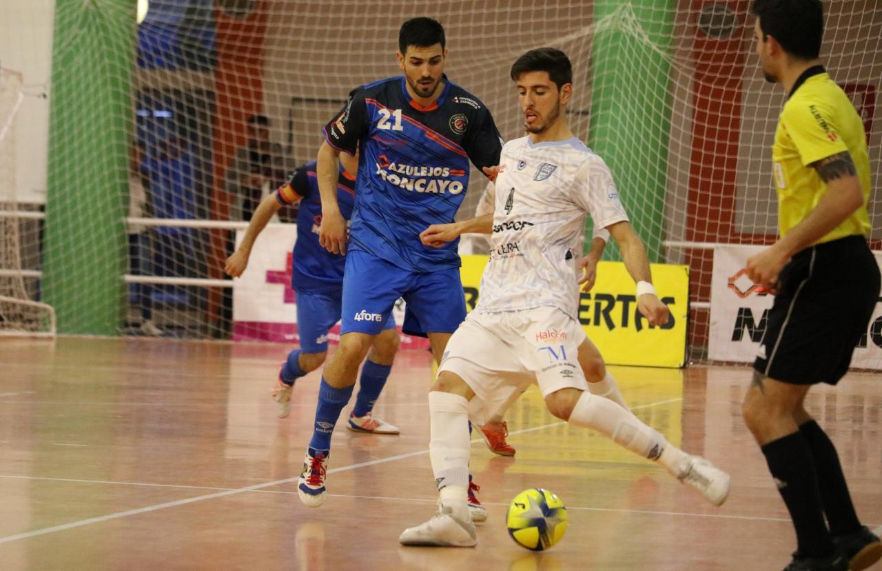 Nando, del BeSoccer CD UMA Antequera, golpea el balón ante Carlos García, del Azulejos Moncayo Colo Colo