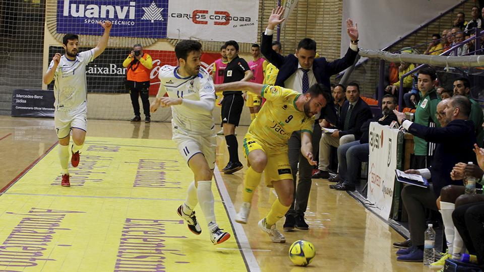 Saura, de O Parrulo Ferrol, pugna por el balón con Víctor Montes, de Jaén Paraíso Interior.